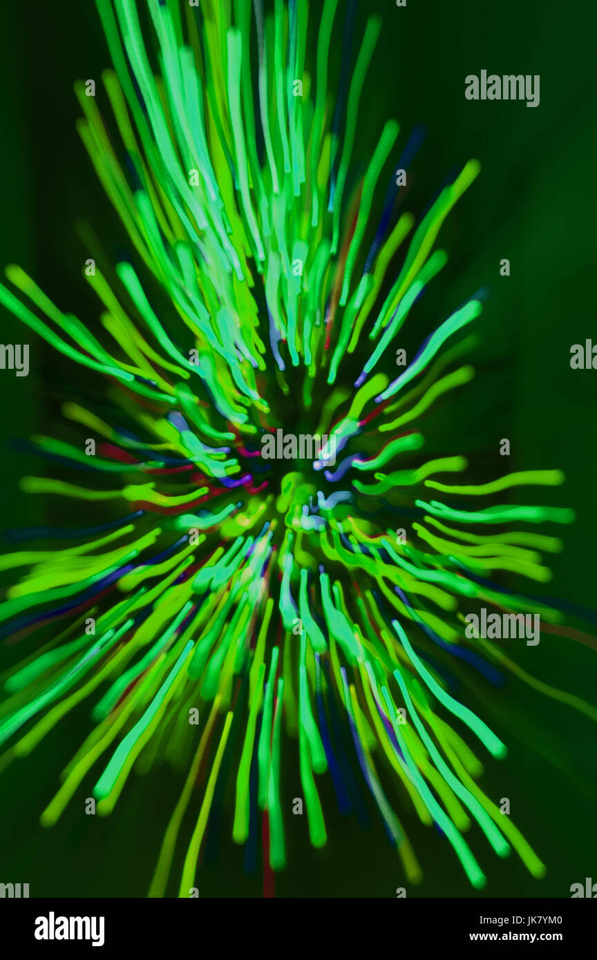 Explosion de lumières, prises en zoomant sur un arbre de Noël, puis le changement de couleur sur Photoshop Banque D'Images