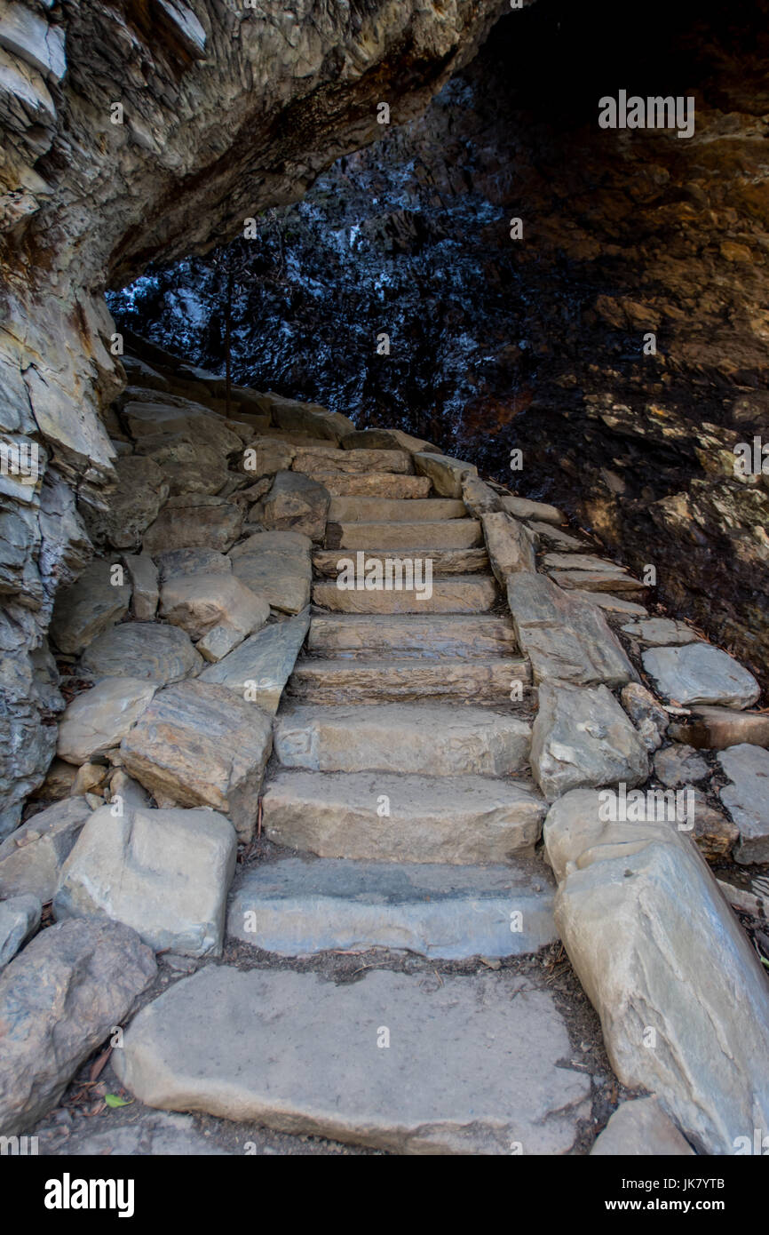 Escaliers par Arch Rock sur le sentier de la grotte d'Alun Banque D'Images