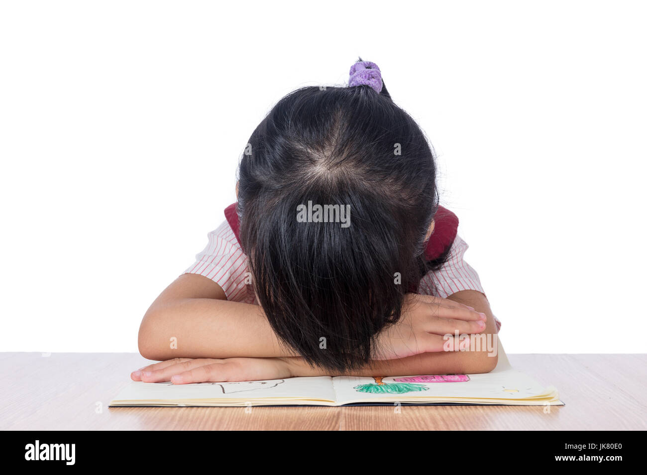 Chinois asiatique frustrés petite fille, la tête en bas, sur la table dans  l'arrière-plan blanc isolé Photo Stock - Alamy