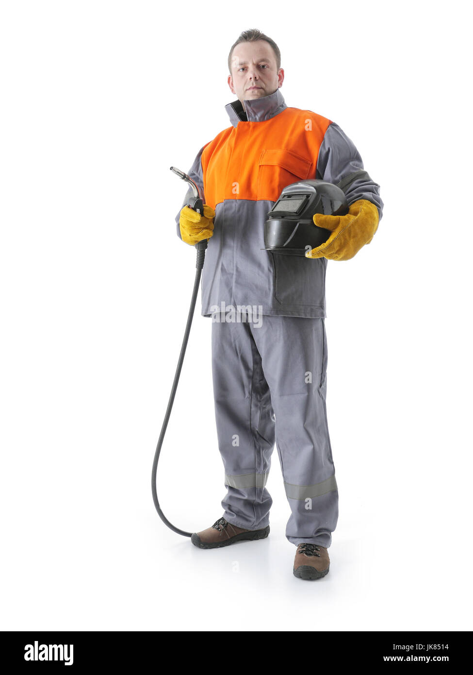 Le port de vêtement de protection soudeur soudure tenant le capot et fer à souder à gaz on white Banque D'Images