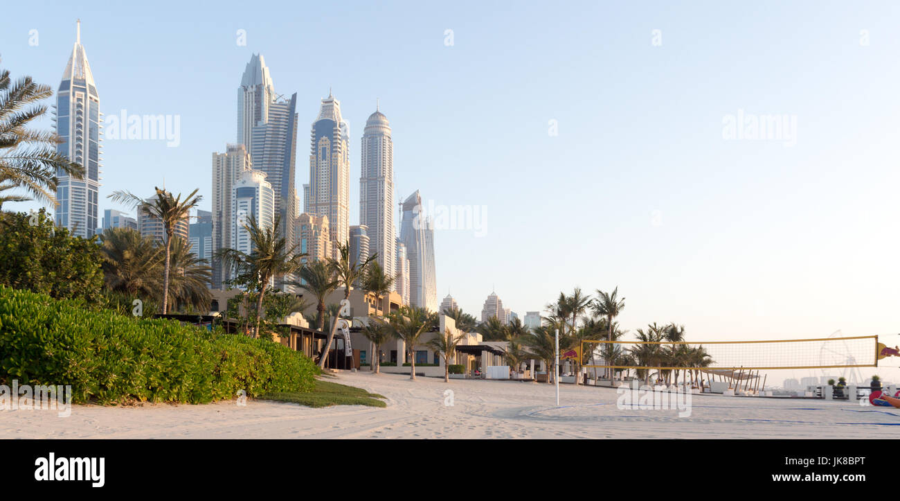 La Marina de Dubaï grand gratte-ciel dans une chaude soirée lumineuse Banque D'Images