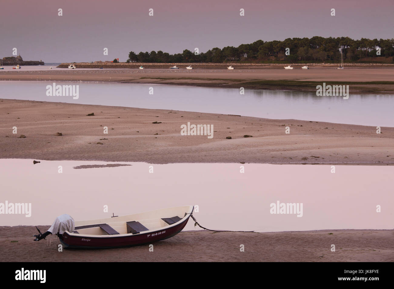 L'Espagne, Cantabria, Cantabria Région Province, San Vicente de la Barquera, et de l'estuaire de la rivière, au crépuscule Banque D'Images