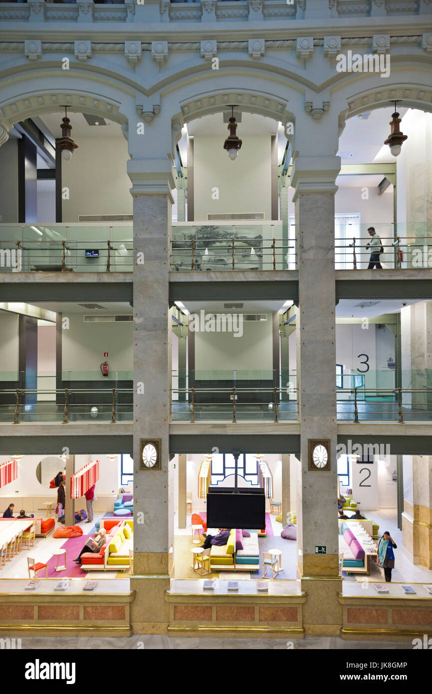 Espagne, Madrid, Plaza de la Cibeles, Palacio de Communicaciones, une fois le plus grand bureau de poste rénové dans le El Centro l'espace d'exposition, de l'intérieur Banque D'Images