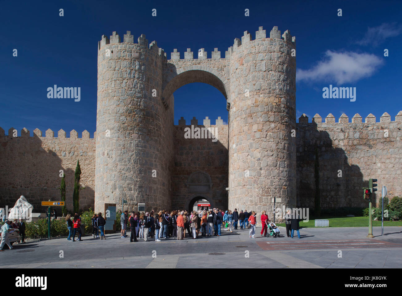 L'Espagne, Castilla y Leon Région, province d'Avila, Avila, Plaza de Santa Teresa et La Puerta del Alcazar gate Banque D'Images