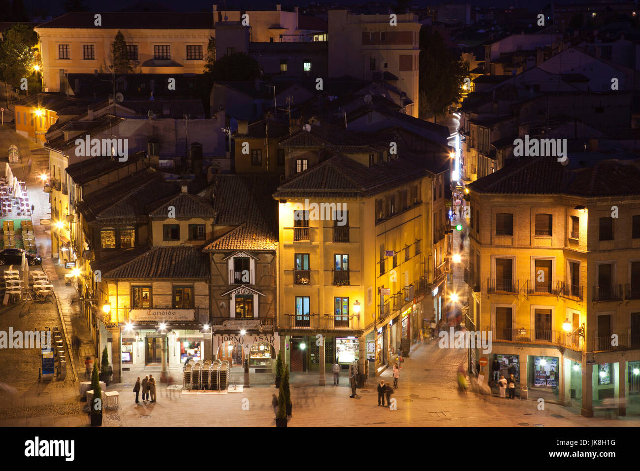 L'Espagne, Castilla y Leon Région, province de segovia, Ségovie, ville vue sur Plaza Azoguejo, soir Banque D'Images