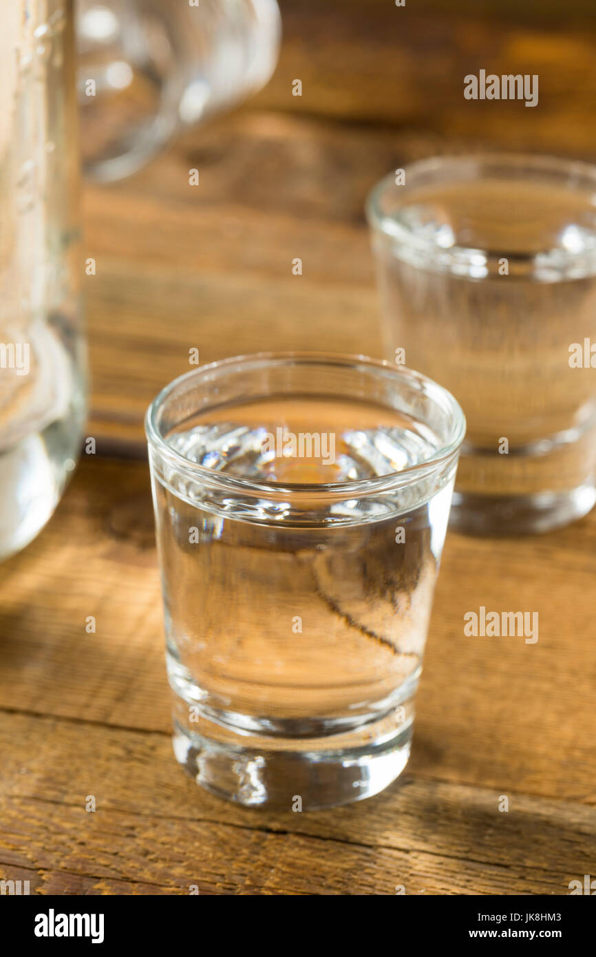 Boozy américain alcoolique Prêt à boire des coups de Moonshine Banque D'Images