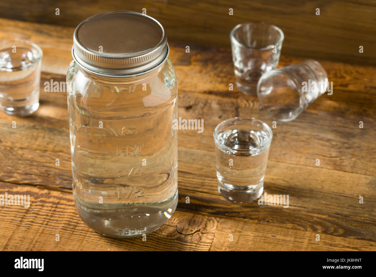 Boozy américain alcoolique Prêt à boire des coups de Moonshine Banque D'Images