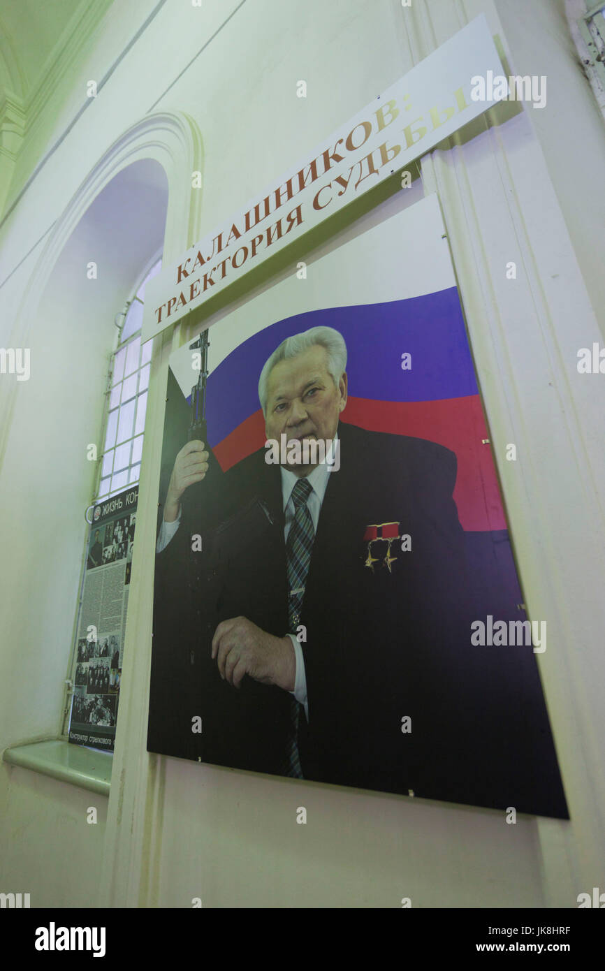 La Russie, Saint-Pétersbourg, Musée de l'Artillerie, Kronverksky Island, de l'intérieur, des affiches pour l'exposition sur M.T. Kalachnikov, l'inventeur de l'AK-47 Banque D'Images