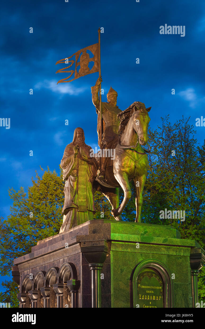 La Russie, Vladimir Oblast, anneau d'or, Vladimir, staue de Prince Vladimir et Saint Theodore Banque D'Images