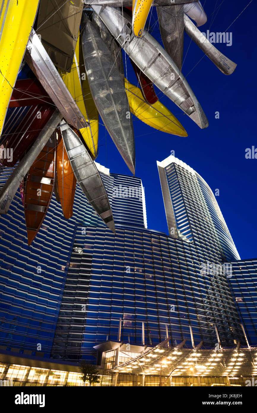 USA, Nevada, Las Vegas, en centre-ville, l'hôtel Aria et canoe sculpture, grand avantage par Nancy Rubins, Dawn Banque D'Images