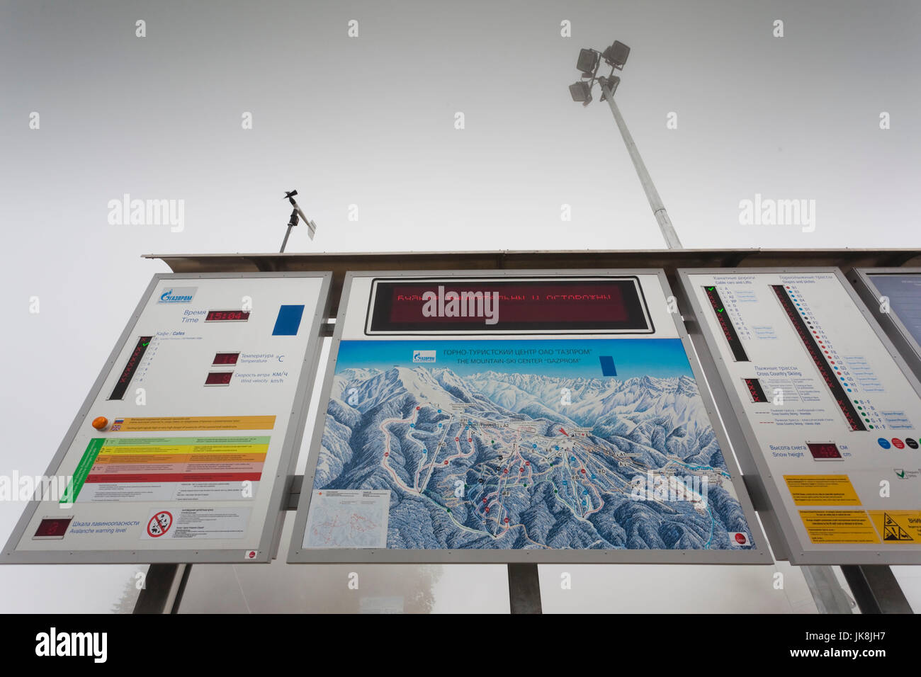 La Russie, Caucase, région de Sotchi, la Pierre Saint Martin, Ski de Gazprom, balise au sommet Psehako Ridge, altitude 1435 mètres Banque D'Images