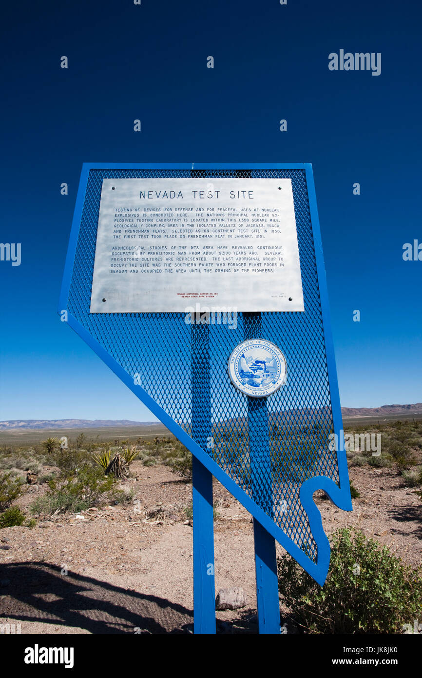 USA, Nevada, du Grand Bassin, le mercure, le Nevada Test Site sign, le site de la mi-vingtième siècle-nous les essais d'armes nucléaires Banque D'Images