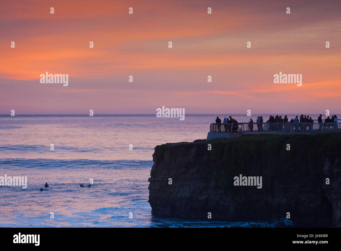 États-unis, Californie, côte centrale, Santa Cruz, Lighthouse Field State Beach, les gens à regarder les surfeurs sur Steamers Lane, coucher du soleil Banque D'Images