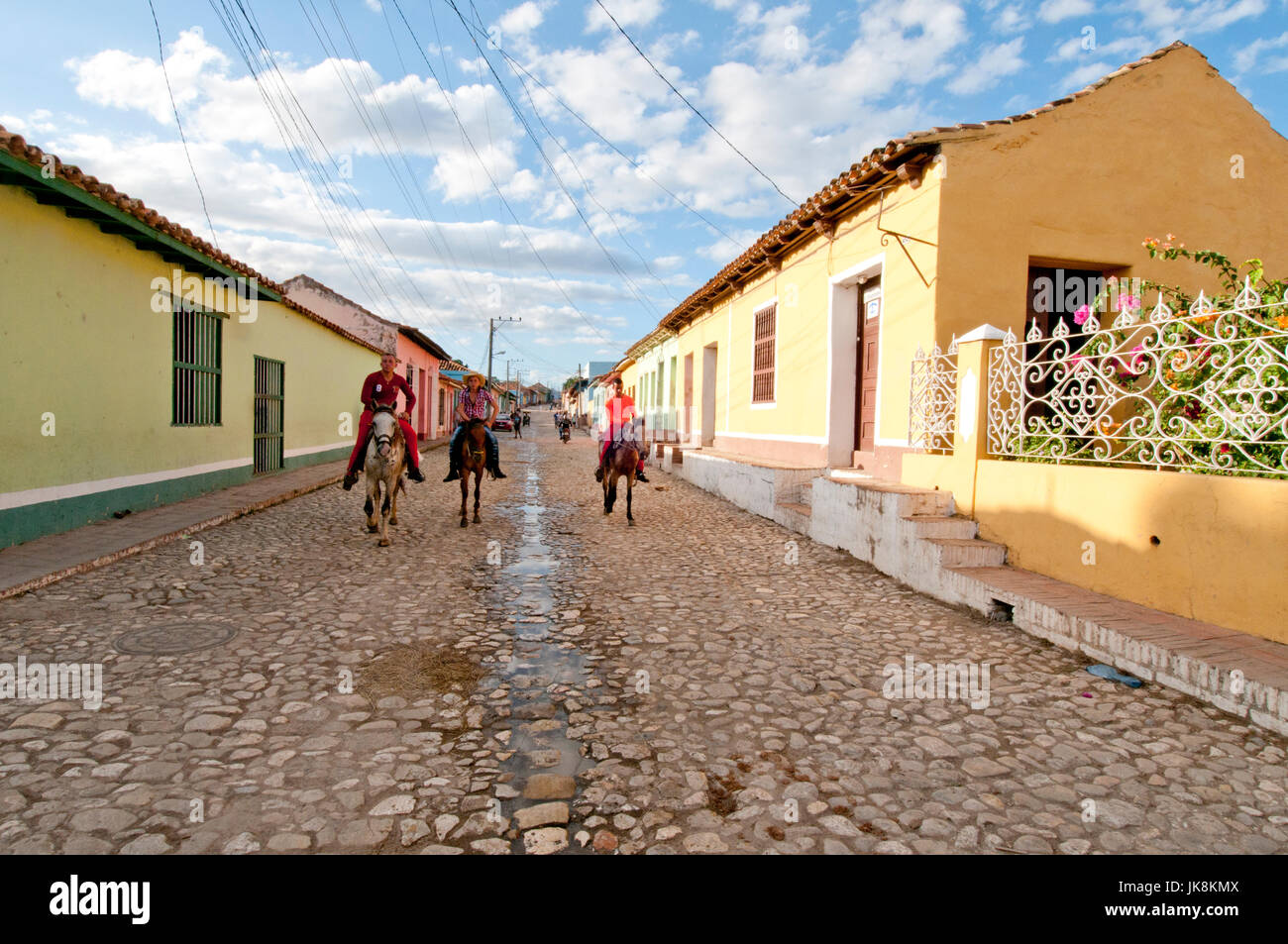 Les garçons de l'équitation vers le bas rue pavée de Trinidad Cuba Banque D'Images