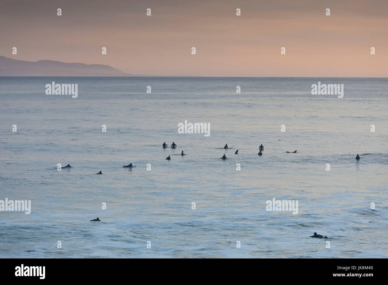 États-unis, Californie, côte centrale, Santa Cruz, Lighthouse Field State Beach, les surfers sur Steamers Lane, coucher du soleil Banque D'Images