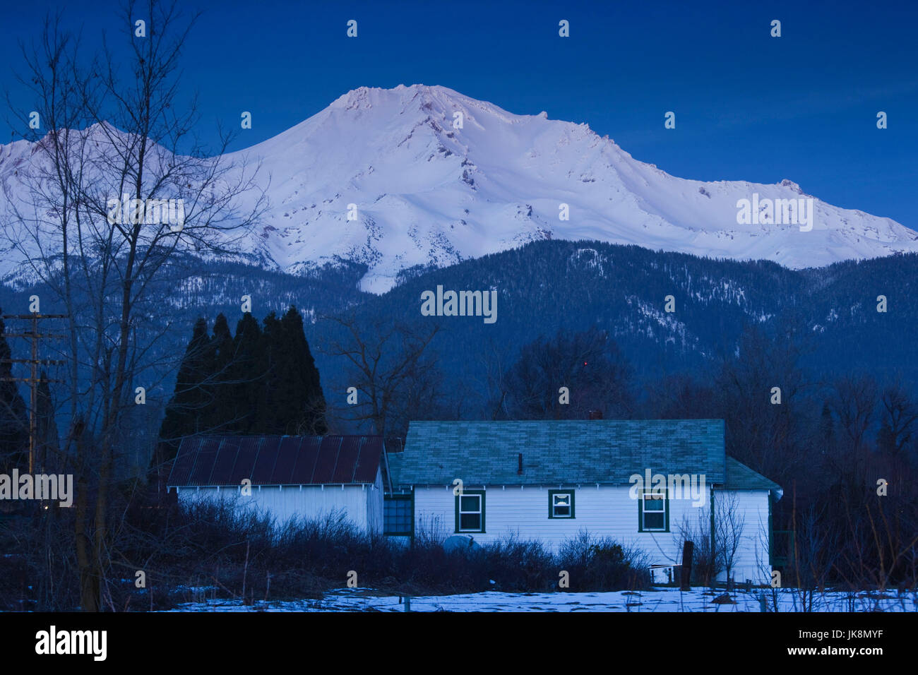 États-unis, Californie, Californie du Nord, montagnes du Nord, le Mont Shasta, vue de Mt. Shasta, altitude 14 162 pieds, soir Banque D'Images