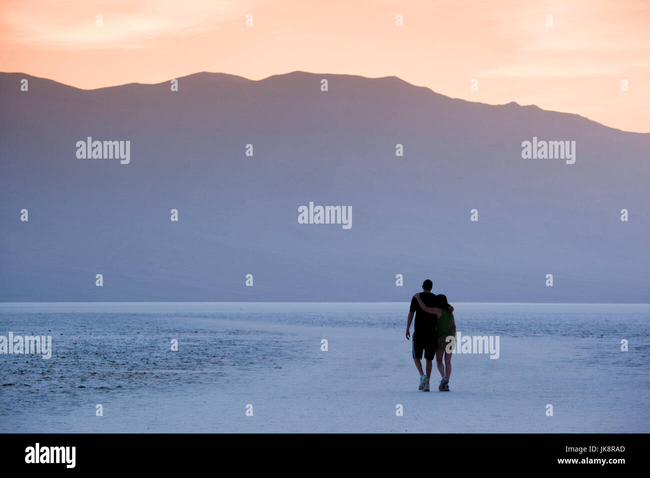 États-unis, Californie, Death Valley National Park, altitude 282, Badwater pieds au-dessous du niveau de la mer, point le plus bas de l'hémisphère ouest, vue du coucher de soleil avec les visiteurs, NR Banque D'Images