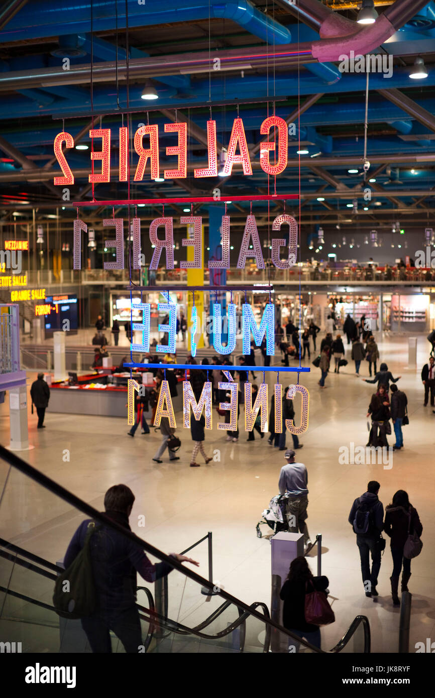 France, Paris, Centre Georges Pompidou, zone d'entrée Banque D'Images
