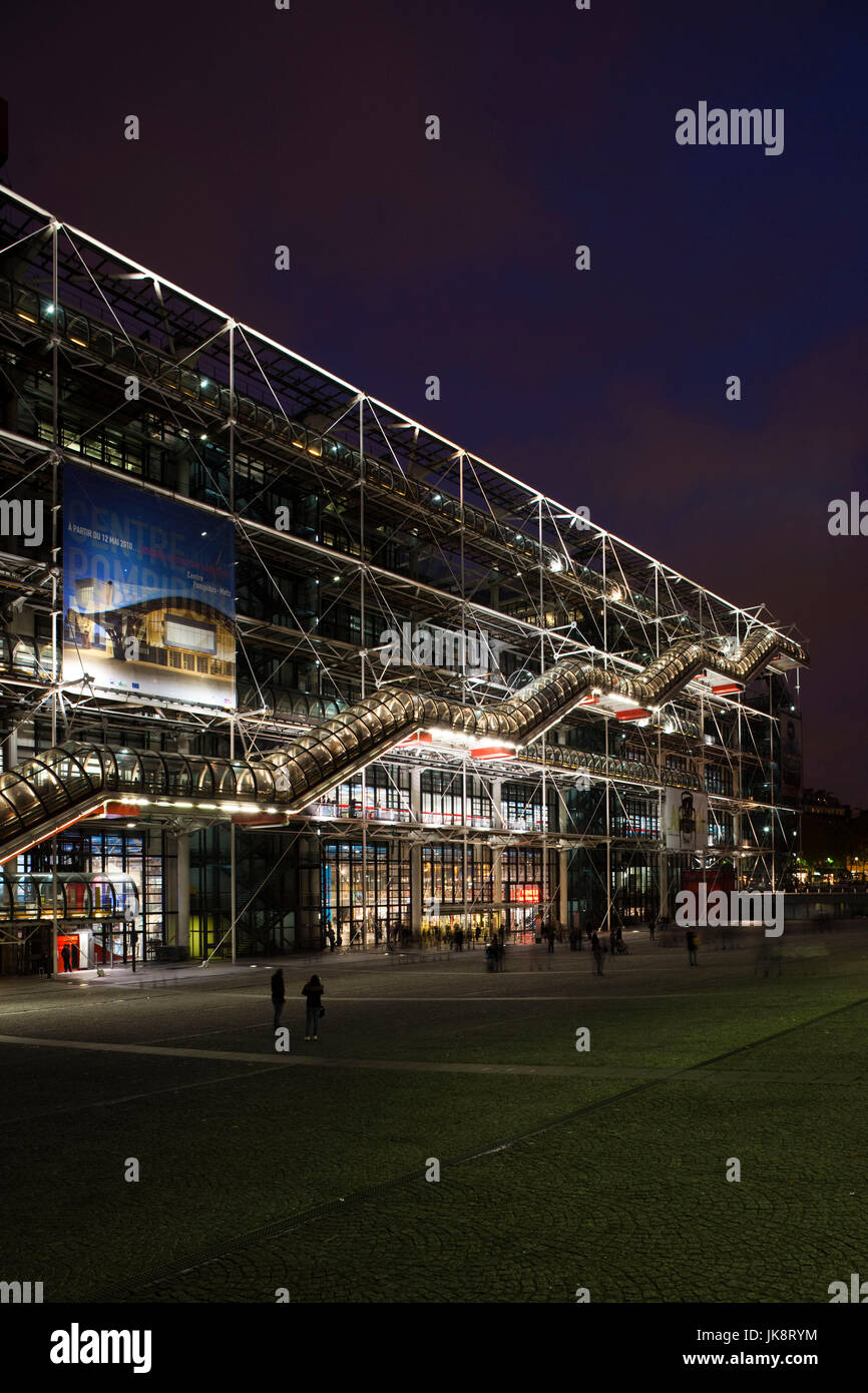 France, Paris, Centre Georges Pompidou, soir Banque D'Images