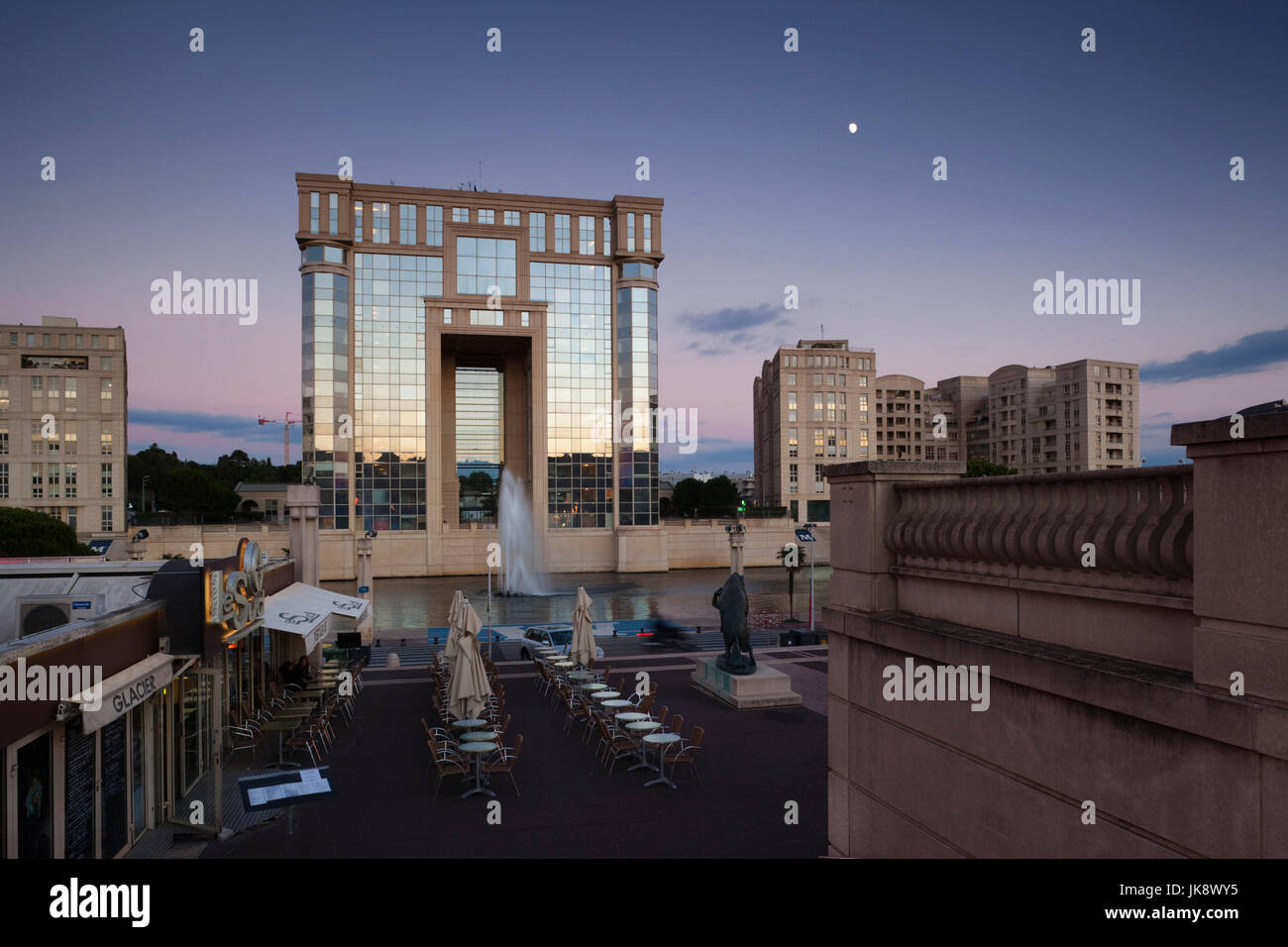 France, Languedoc-Roussillon, Hérault, Montpellier, Département de l'Hôtel de région, les bâtiments de l'Assemblée régionale, au crépuscule Banque D'Images