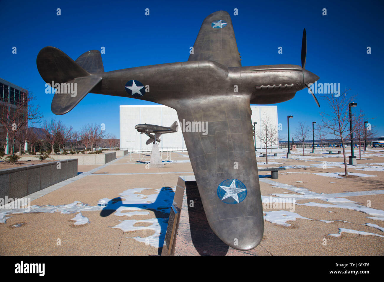 USA, Colorado Springs, Colorado, United States Air Force Academy, la sculpture de la Deuxième Guerre mondiale ère-P-40 Tiger Shark fighter Banque D'Images