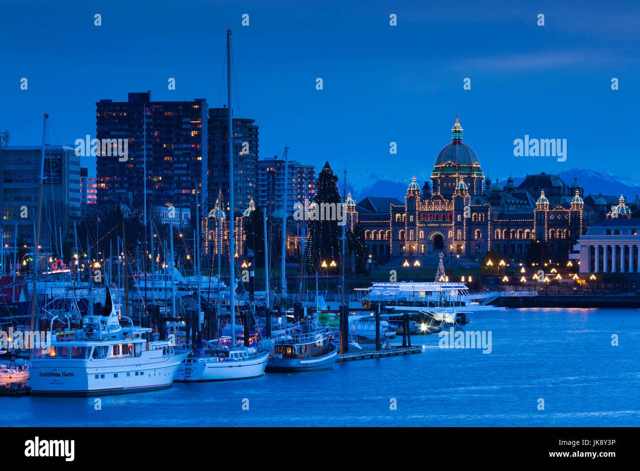 Canada, Colombie-Britannique, Vancouver Island, Victoria, Port Intérieur vue vers le British Columbia Parliament Building, dusk Banque D'Images