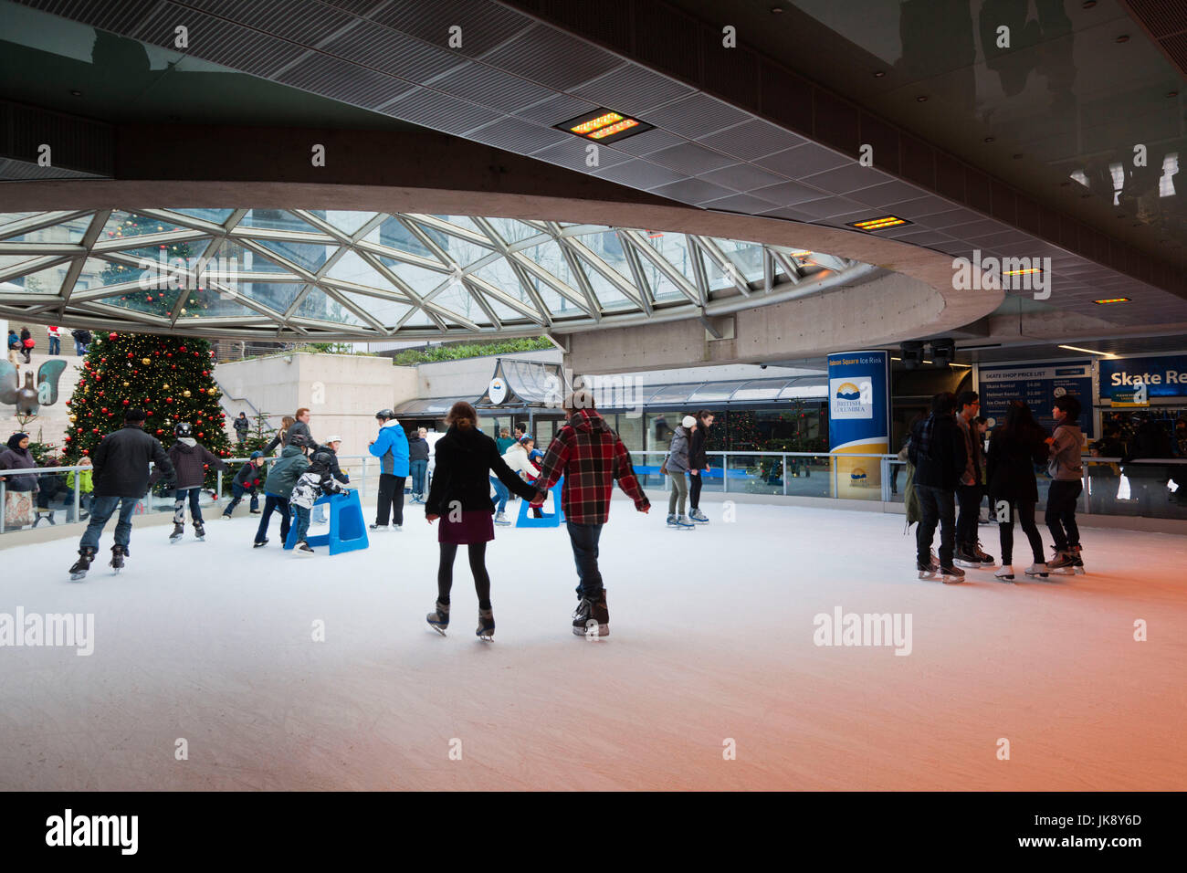 Canada, Colombie-Britannique, Vancouver, Robson Square, le patinage, le motion-blur, NR Banque D'Images