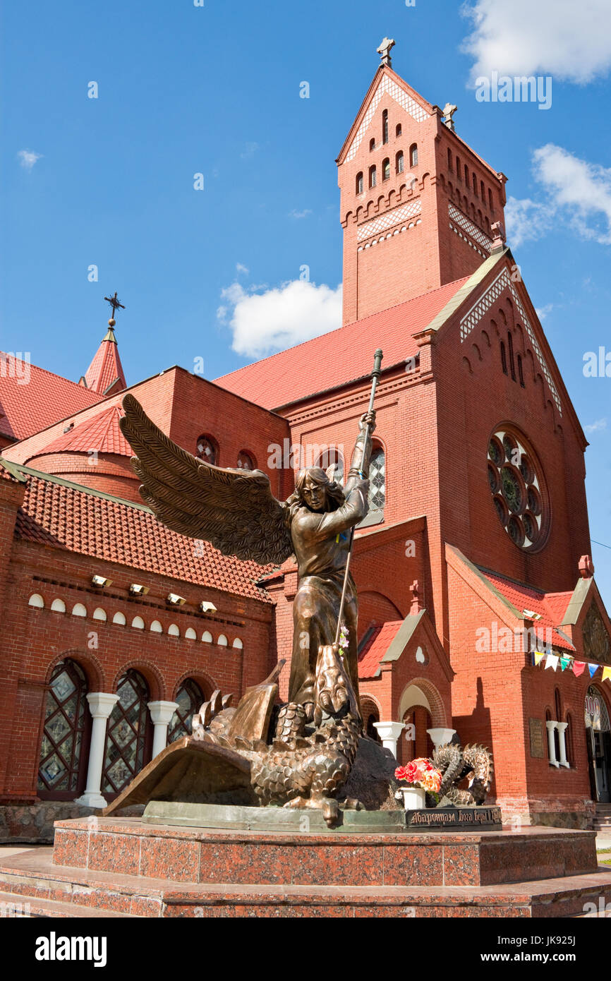 Statue de l'archange Michel et l'Église catholique de Saint Simon et de Sainte-Hélène sur la place de l'indépendance à Minsk, en Biélorussie. Banque D'Images