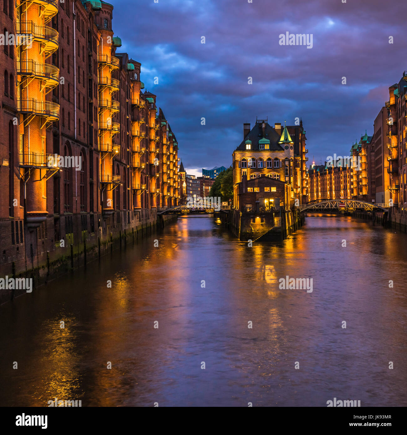 Château d'eau dans le vieux quartier d'entrepôts ou de Speicherstadt, Hambourg, Allemagne Banque D'Images
