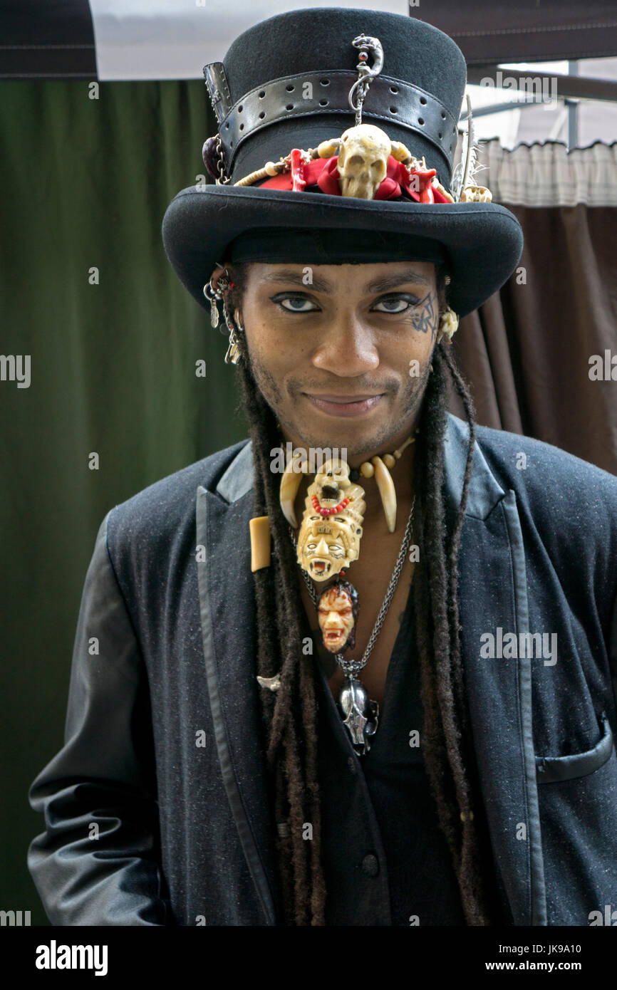 Portrait d'un homme Witchsfest à porter un grand chapeau et des amulettes qu'il a lui-même conçu et réalisé. À Greenwich Village, New York City. Banque D'Images
