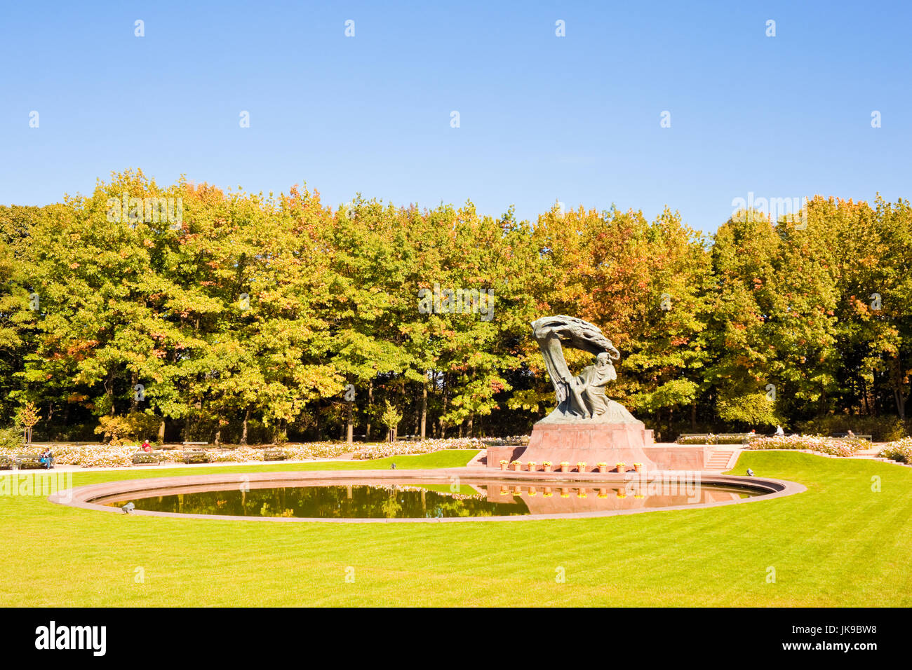 Monument à Chopin parc Lazienki, Varsovie, Pologne. Conçu en 1907 par Waclaw Szymanowski. Banque D'Images