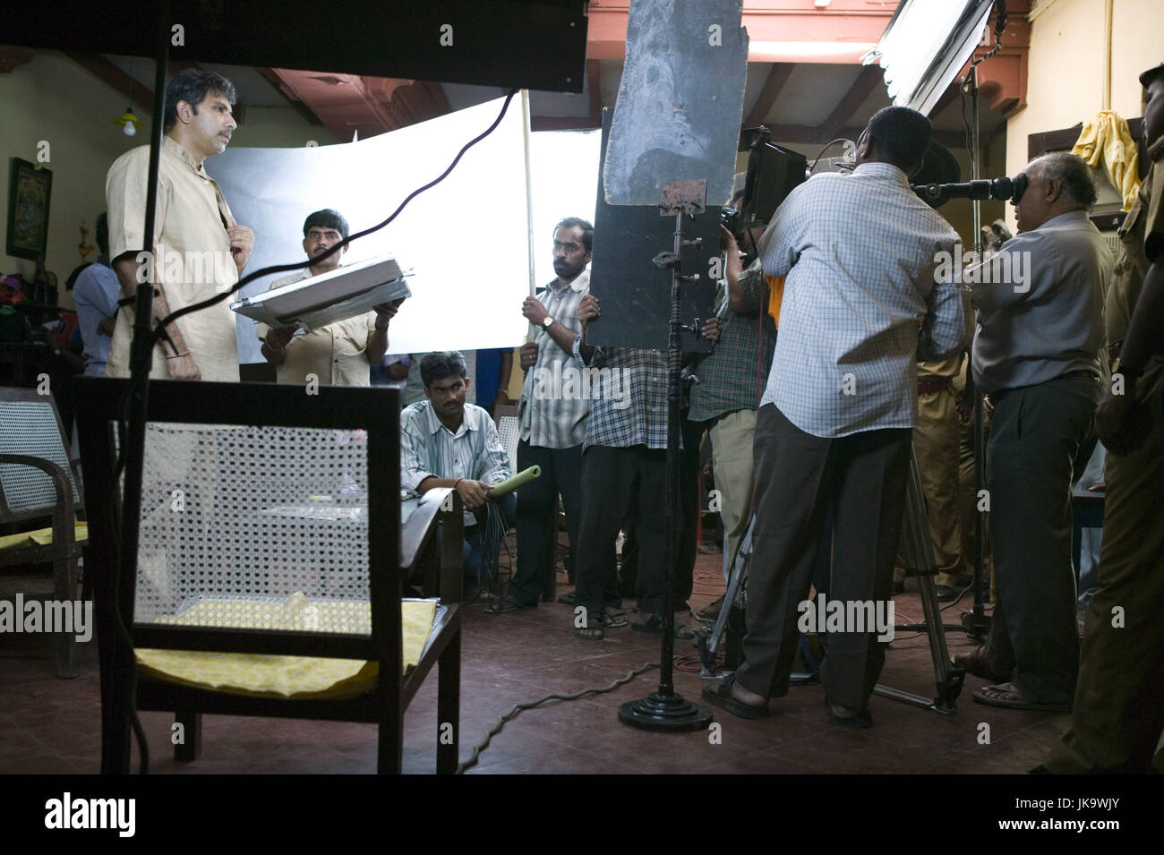 Indien, Tamil Nadu, Chennai, AVM Studios, Filmproduktion, le modèle ne libération, Asien, Südasien, Filmindustrie, Fernsehindustrie, Medien, Studio, Produktion, Aufnahme, acteurs, acteurs et actrices, à l'étatisme, Kamerateam, Kameraleute, Menschen, Berufe, innen, Beleuchtung, Scheinwerfer, Kamera filmen, Banque D'Images