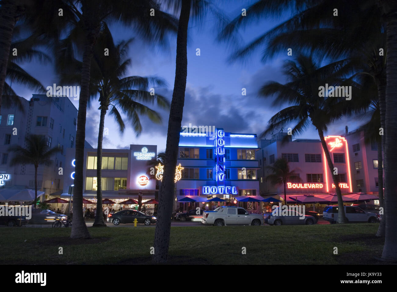 USA, Florida, Miami Beach, quartier historique Art Déco, Ocean Drive, hôtels, Abend, jeux, Stadt, Bauwerke, Gebäude, Straße, automobiles, Verkehr, Beleuchtung, beleuchtet, bunt, Neonlichter Leuchtschrift Leuchtreklame,,, Palmen, Banque D'Images