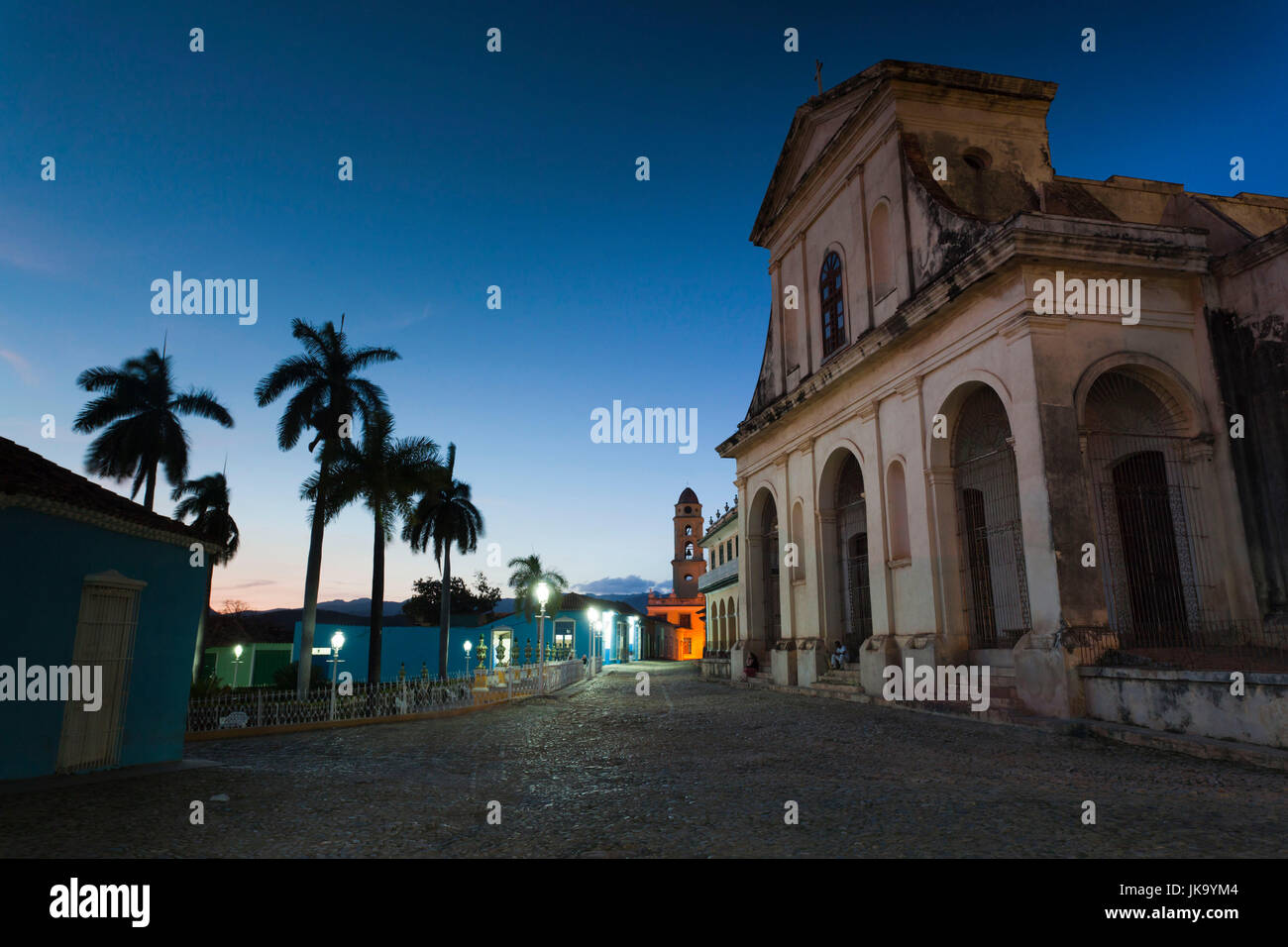 La province de Sancti Spiritus, Cuba, Trinidad, l'Iglesia Parroquial de la Santisima Trinidad, Holy Trinity Church, dusk Banque D'Images