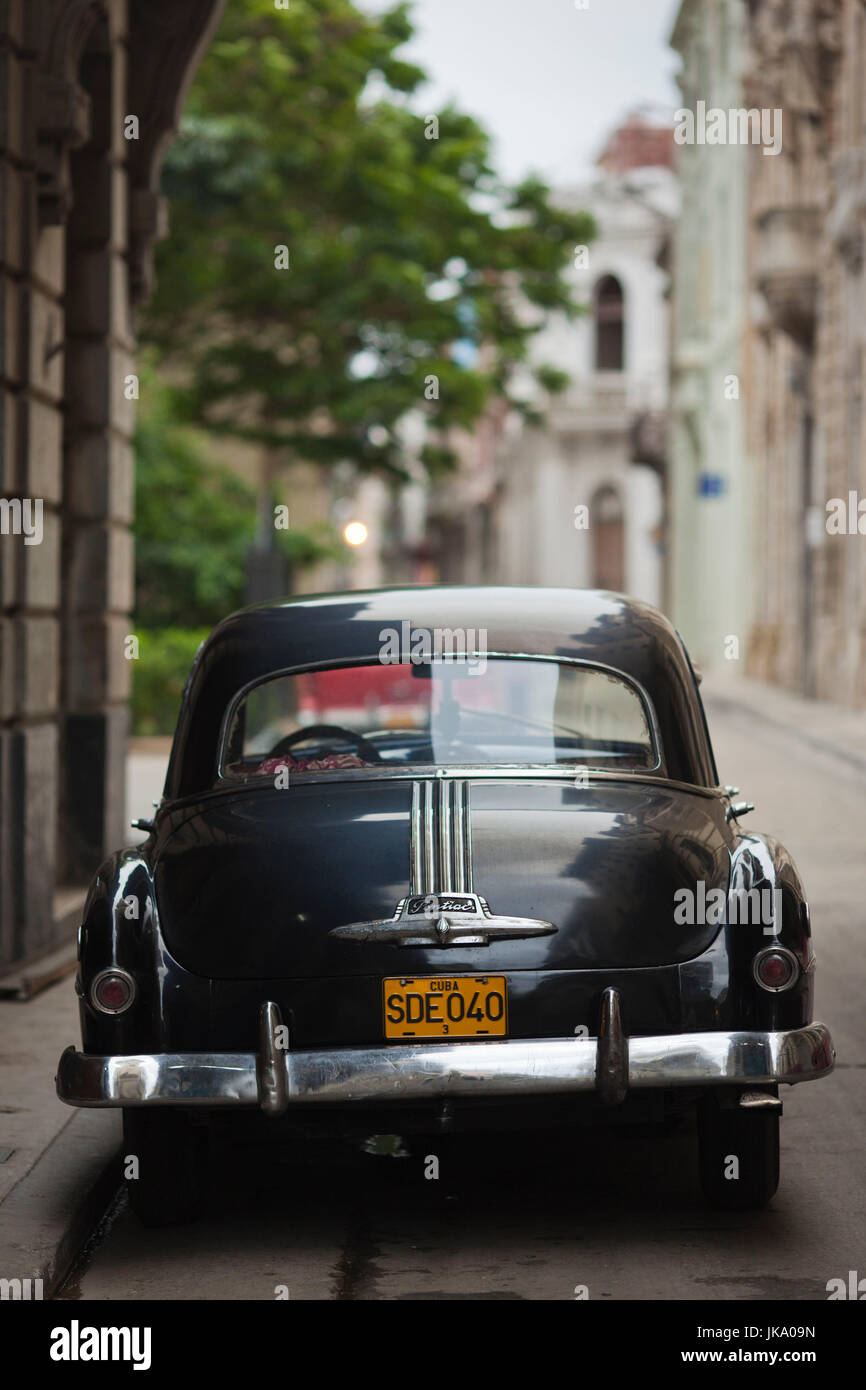 Cuba, La Havane, La Habana Vieja, matin, vue sur la vieille Havane rue avec nous l'époque des années 1950 s'location Banque D'Images