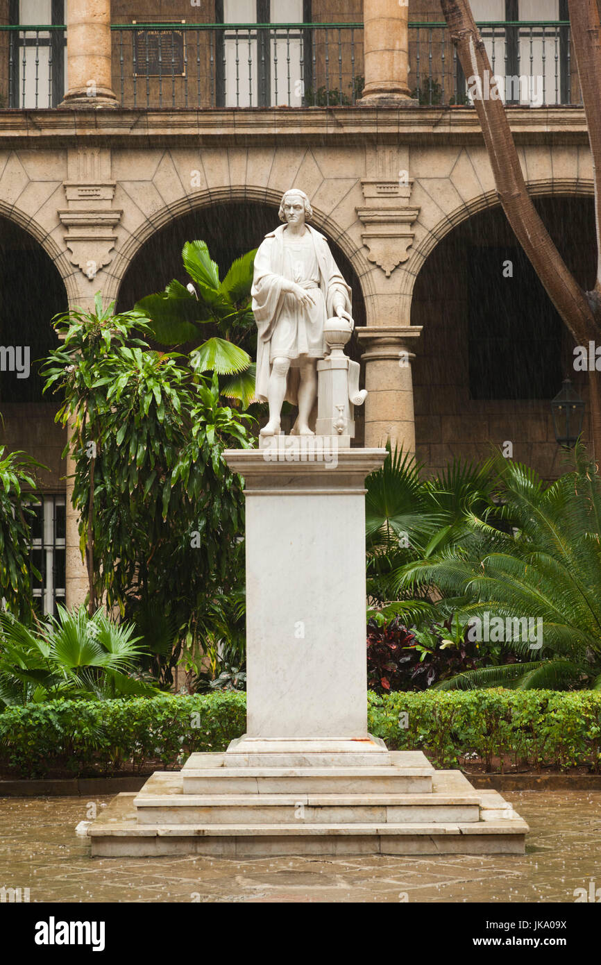 Cuba, La Havane, La Habana Vieja, la Plaza de Armas, Museo de la Ciudad, cour du musée statue de Christophe Colomb Banque D'Images