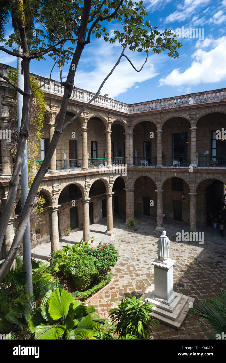 Cuba, La Havane, La Habana Vieja, la Plaza de Armas, Museo de la Ciudad, cour du musée statue de Christophe Colomb Banque D'Images