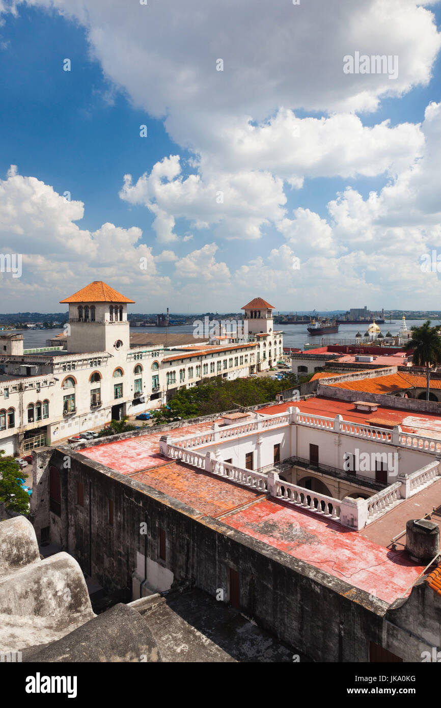 Cuba, La Havane, La Habana Vieja, Plaza de San Francisco de Asis, Port des bâtiments, elevated view Banque D'Images