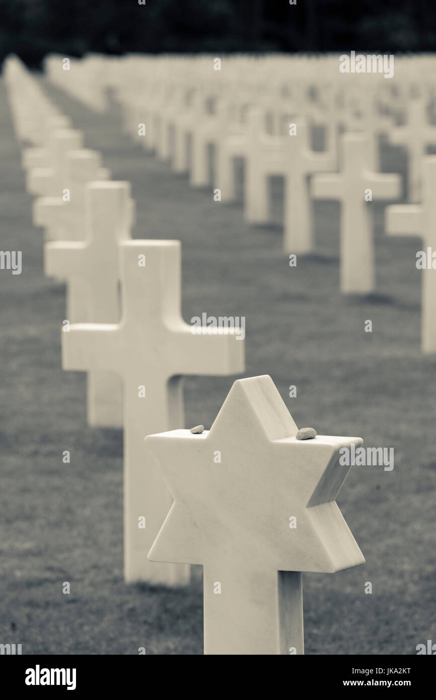 France, Normandie, Calvados, Plages du Débarquement, Colleville sur Mer, le Cimetière et Mémorial Américains de Normandie, des croix chrétiennes et juives des étoiles de David marquant les tombes des soldats américains tombés Banque D'Images