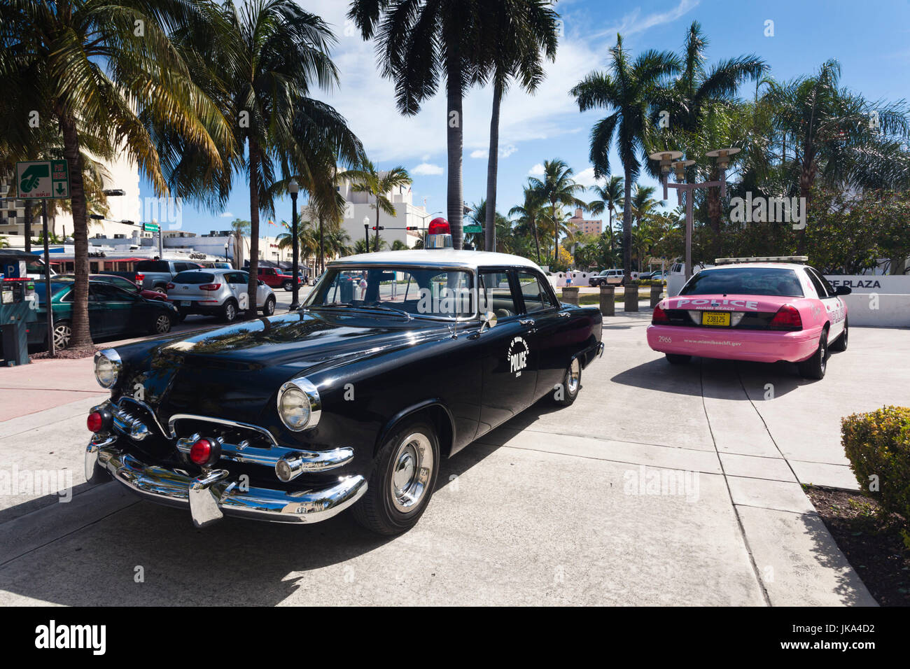 États-unis d'Amérique, Miami Beach, South Beach, Miami Beach Hôtel de ville ancienne avec de vieux et nouveaux voitures de police Banque D'Images