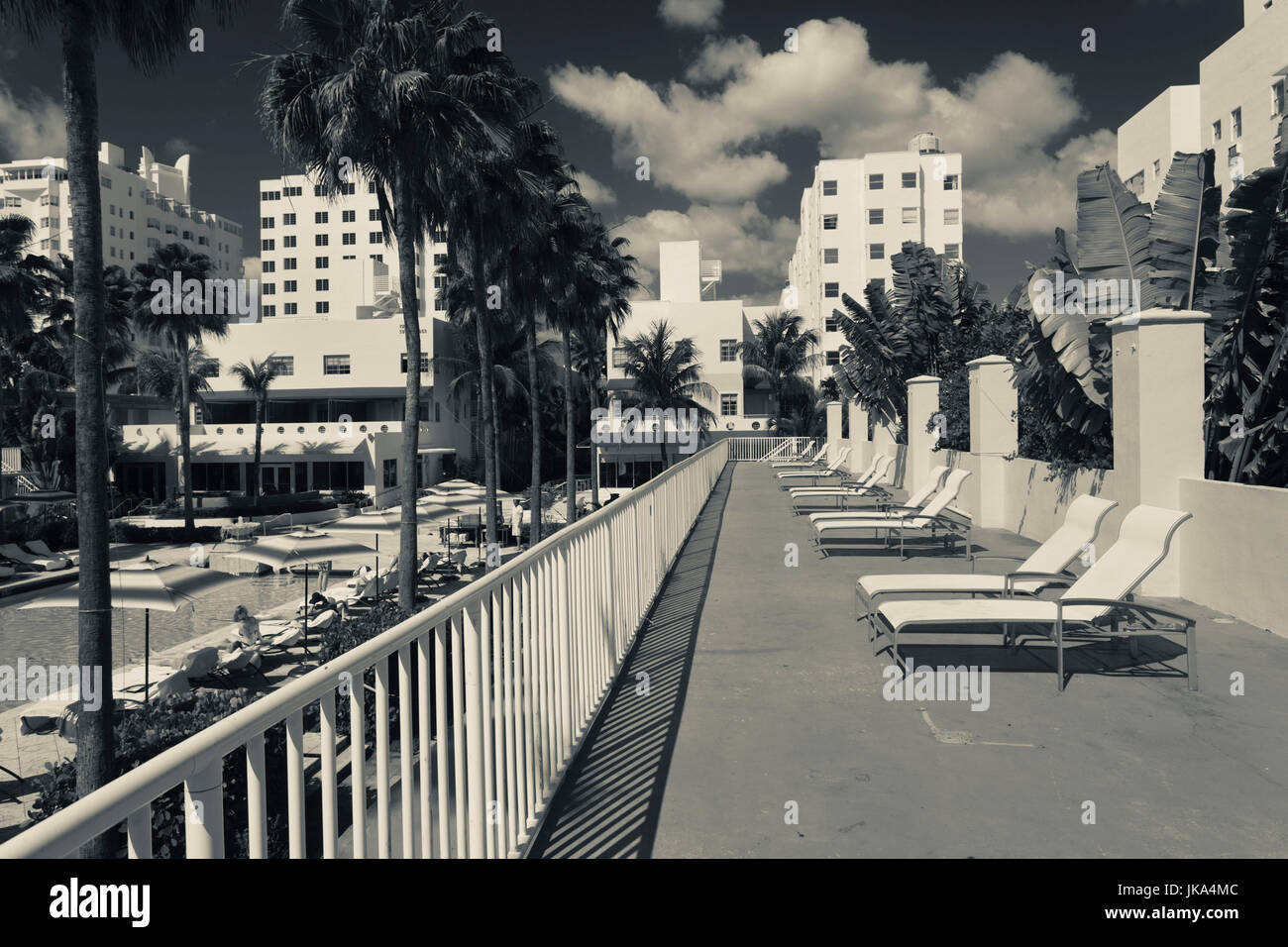 États-unis d'Amérique, Miami Beach, South Beach, de la piscine au Surfcomber Hotel Banque D'Images États-unis d'Amérique, Miami Beach, South Beach, de la piscine au Surfcomber Hotel Banque D'Images