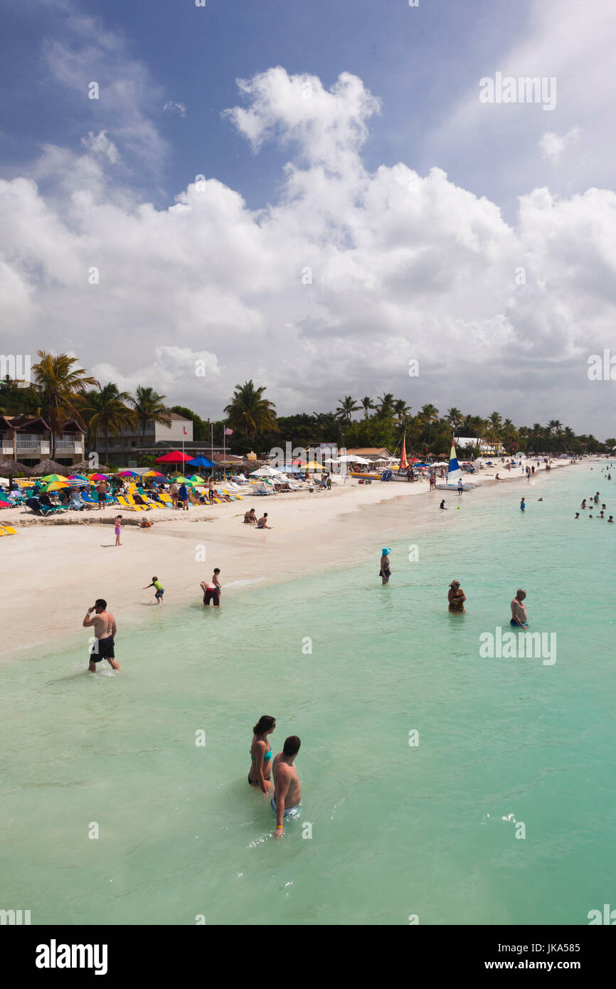 Antigua-et-Barbuda, Antigua, Dickenson Bay, plage gens, C Banque D'Images