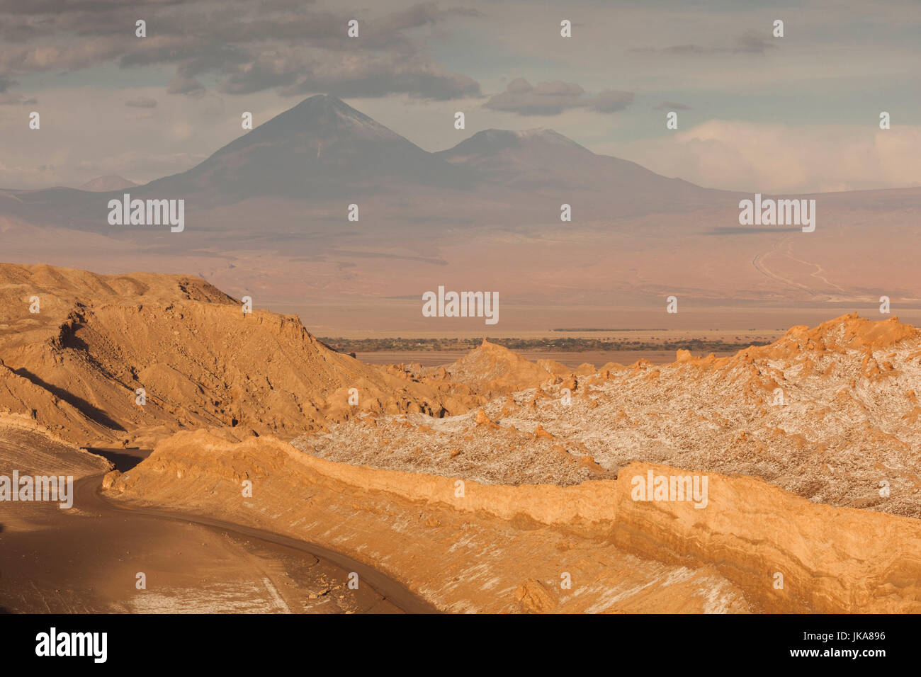 Chili, Désert d'Atacama, San Pedro de Atacama, vallée de la Lune et Volcan volcan Chacabuco Banque D'Images