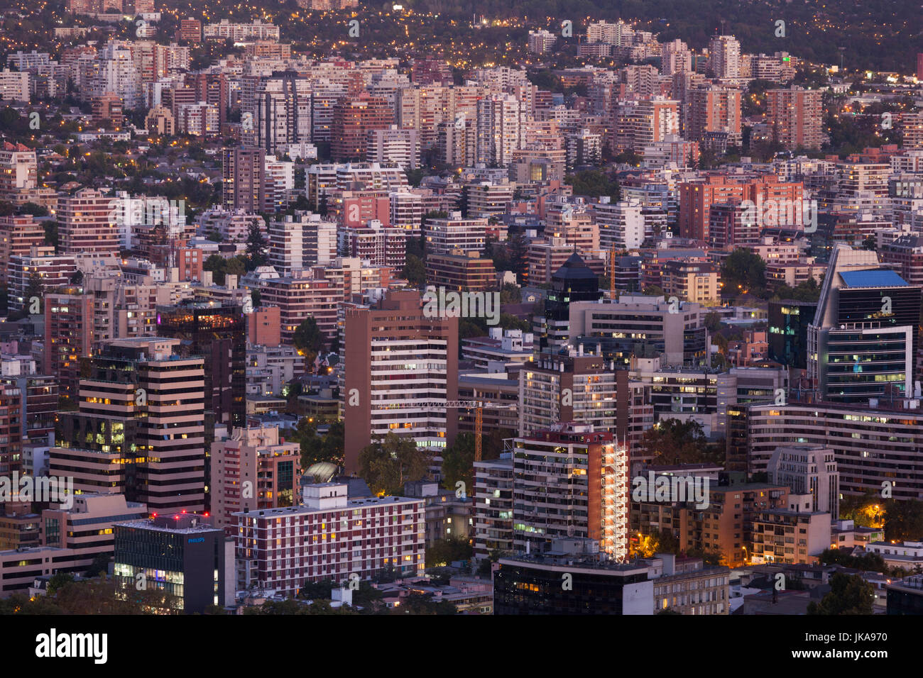 Le Chili, Santiago, augmentation de la ville vue depuis le Cerro San Cristobal Hill, dusk Banque D'Images