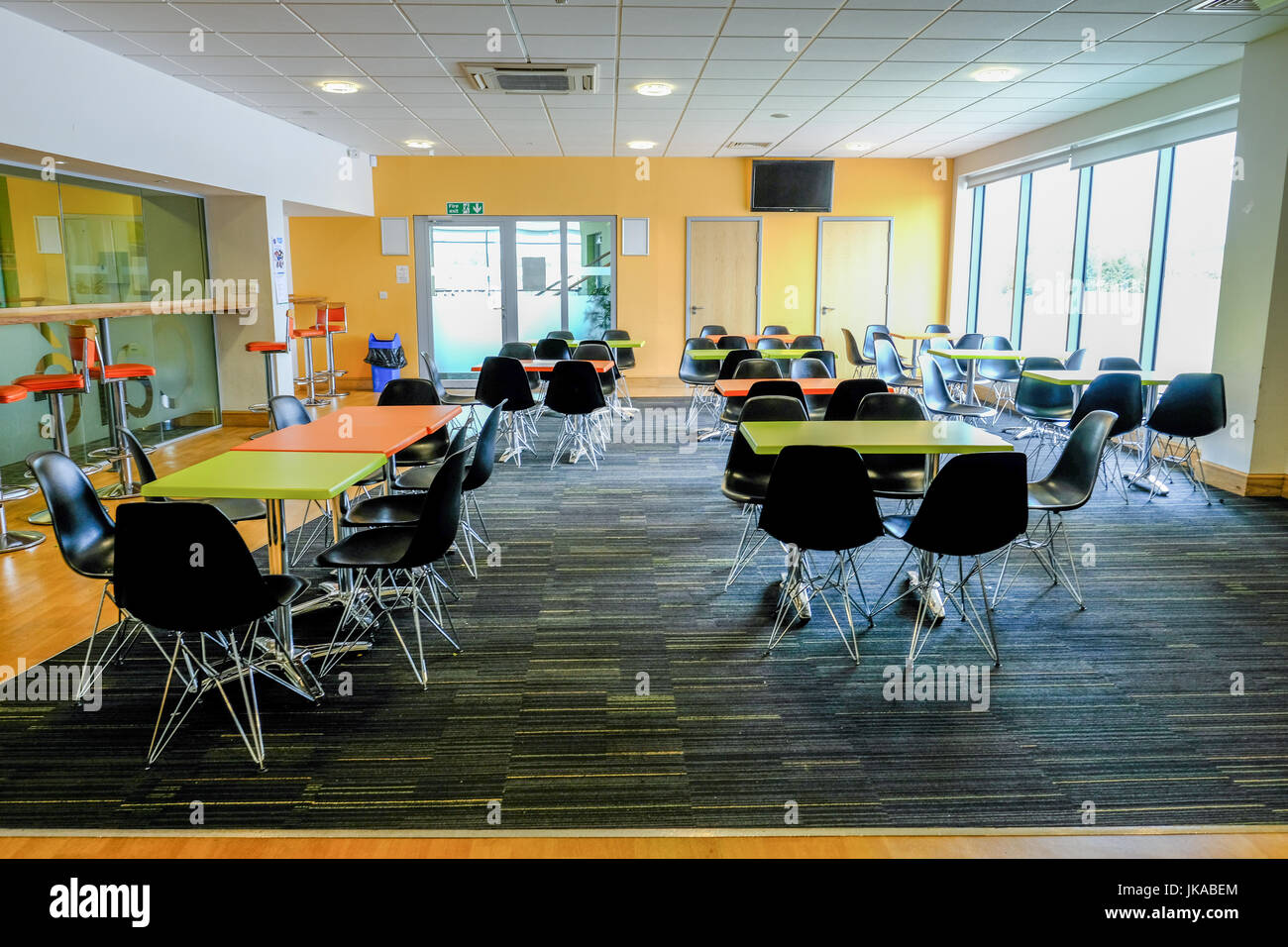 Essex, Angleterre Royaume-uni - 12 juin, 2017:cantine vide avec tables et chaises. Cette chambre claire et spacieuse. Banque D'Images