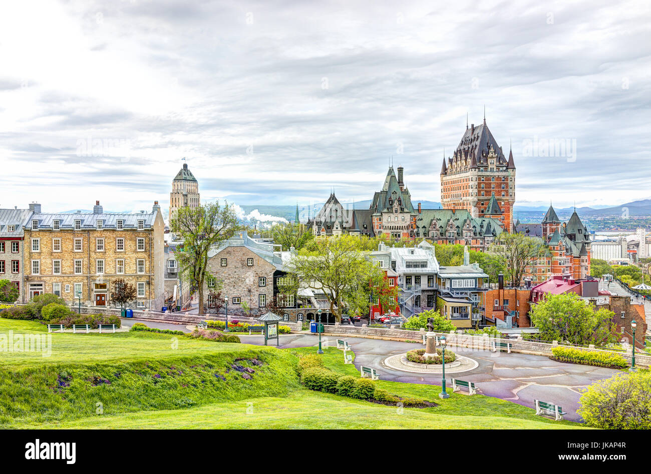 La ville de Québec, Canada - 30 mai 2017 : Cityscape ou toits de Château Frontenac, le parc et les rues de la vieille ville durant le coucher du soleil Banque D'Images