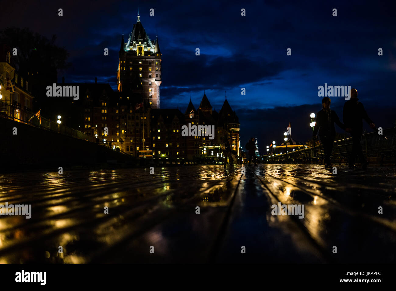 La ville de Québec, Canada - 30 mai 2017 : vieille ville vue rapprochée de la terrasse Dufferin humide de nuit avec le Château Frontenac Banque D'Images