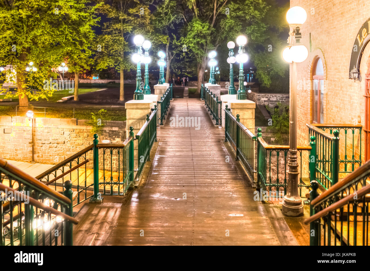 La ville de Québec, Canada - 30 mai 2017 : célèbre escalier bois ou étapes sur la rue de la vieille ville Escalier Casse-Cou Frontenac par restaurants Banque D'Images