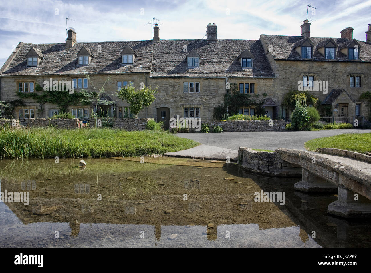 L'oeil de la rivière avec des réflexions à Lower Slaughter Banque D'Images