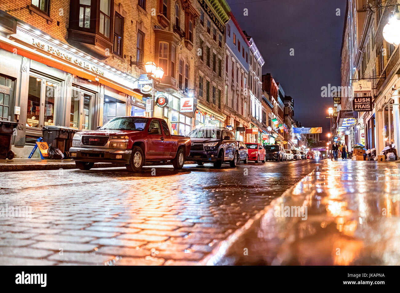 La ville de Québec, Canada - 30 mai 2017 : rue pavée de la vieille ville avec ses boutiques et magasins de nuit sous la pluie Banque D'Images